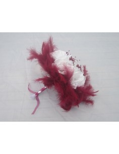 Bouquet de mariée rond avec des roses,plumes et perles bordeaux