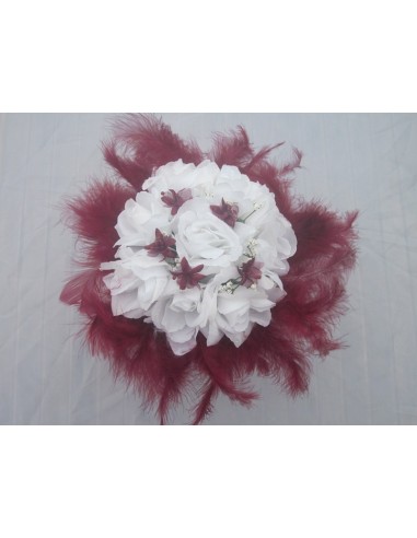 Bouquet de mariée rond avec des roses,plumes et perles bordeaux