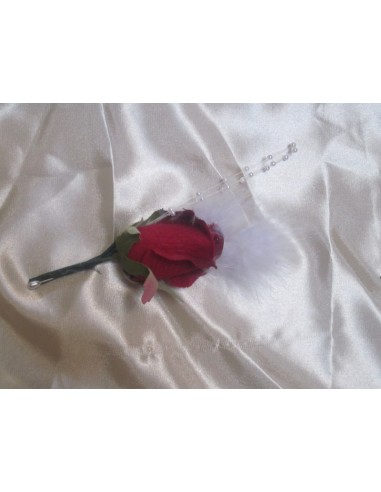 Bouquet de mariée rond avec des roses,plumes et perles bordeaux