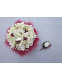 Bouquet de la mariée fait avec des roses, plumes ivoire et bordeaux