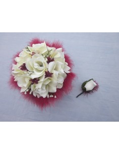 Bouquet de la mariée fait avec des roses, plumes ivoire et bordeaux