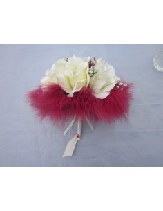 Bouquet de la mariée fait avec des roses, plumes ivoire et bordeaux 2