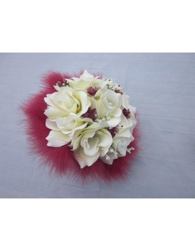 Bouquet de la mariée fait avec des roses, plumes ivoire et bordeaux
