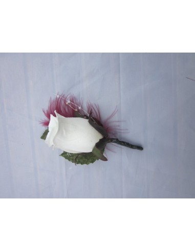 Bouquet de la mariée fait avec des roses, plumes ivoire et bordeaux