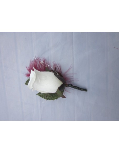 Bouquet de la mariée fait avec des roses, plumes ivoire et bordeaux Bouquet de la mariée fait avec des roses, plumes ivoire et bordeaux