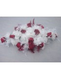 Décoration voiture de mariage avec des plumes blanches/bordeaux