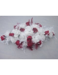 Décoration voiture de mariage avec des plumes blanches/bordeaux