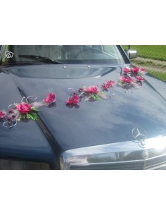 Décoration de voiture de mariage avec des orchidées fuchsia