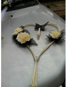 Décoration voiture pour mariage: Grand coeur en rotin avec des roses