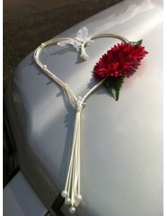 Décoration pour voiture de mariage: cœur de rotin sur ventouse