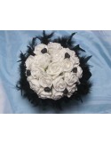 Bouquet de mariée avec roses blanches, coeurs noirs et diamants