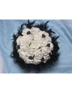Bouquet de mariée avec roses blanches, coeurs noirs et diamants