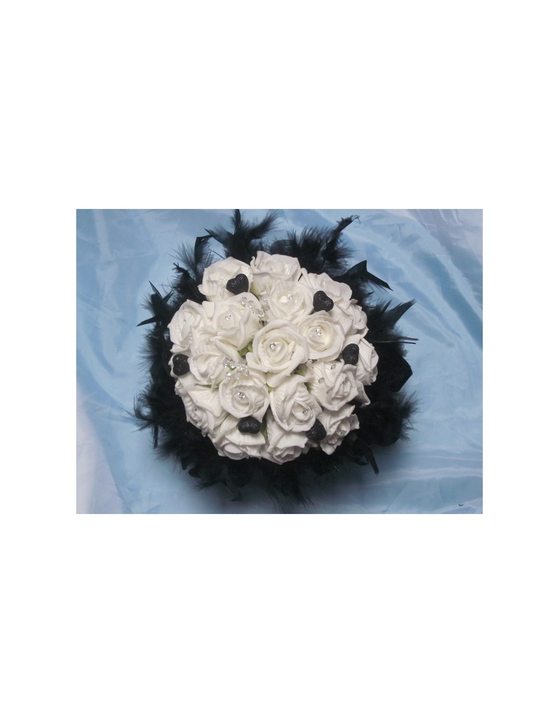 Bouquet de mariée avec roses blanches, coeurs noirs et diamants