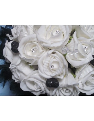 Bouquet de mariée avec roses blanches, coeurs noirs et diamants
