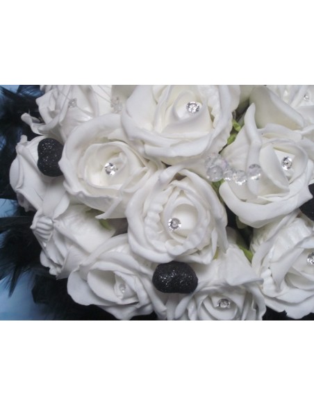 Bouquet de mariée avec roses blanches, coeurs noirs et diamants