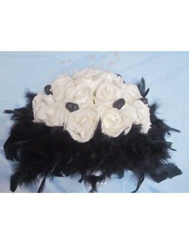 Bouquet de mariée avec roses blanches, coeurs noirs et diamants