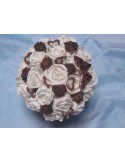 Bouquet de mariage chocolat avec des roses, coeurs et papillons