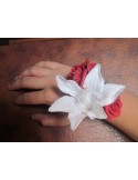 Bracelet de fleurs pour mariage fait avec des roses et des lys
