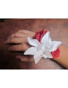 Bracelet de fleurs pour mariage fait avec des roses et des lys