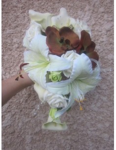 Bouquet de Mariee tombant "Chocolat Anis, Arums" avec des roses