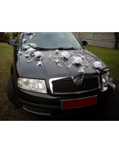 Décoration de voiture pour mariage avec plumes et roses