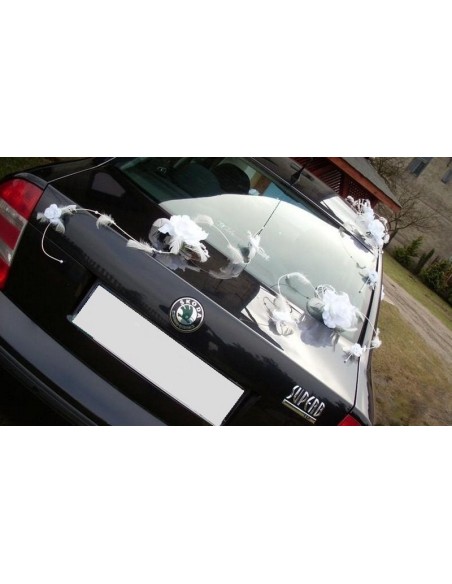 Décoration de voiture pour mariage avec plumes et roses