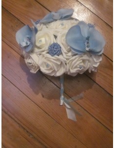Bouquet de mariée rond classique avec orchidées bleues et roses