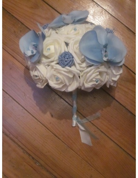 Bouquet de mariée rond classique avec orchidées bleues et roses