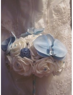 Bouquet de mariée rond classique avec orchidées bleues et roses 2