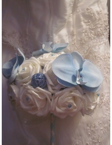 Bouquet de mariée rond classique avec orchidées bleues et roses