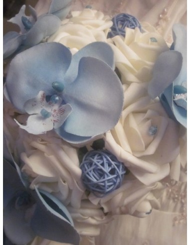 Bouquet de mariée rond classique avec orchidées bleues et roses