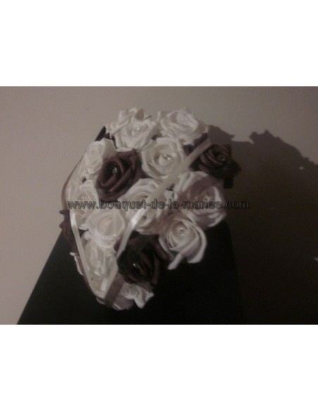 Bouquet de mariage Rond thème coeur au chocolat avec des roses Bouquet de mariage Rond thème coeur au chocolat avec des roses