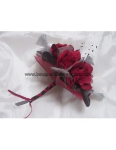 Bouquet mariée rond thème bordeaux, noir et gris avec roses,plumes 2
