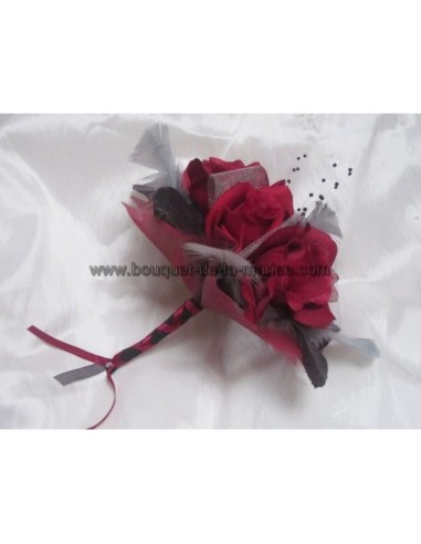 Bouquet mariée rond thème bordeaux, noir et gris avec roses,plumes