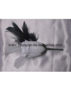 Boutonnières Mariage noir / blanc avec plumes, perles et roses