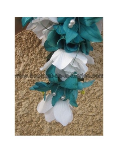 Bouquet tombant de mariage thème turquoise avec roses, lys, perles