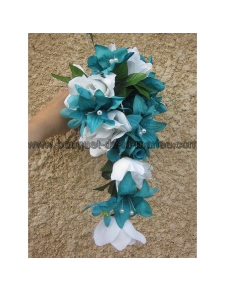 Bouquet tombant de mariage thème turquoise avec roses, lys, perles