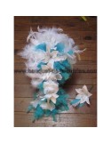 Boutonnière Mariage fait main avec des lys et plumes turquoises