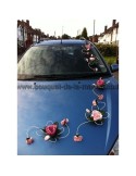 Décoration de voiture pour mariage: motifs en rotin avec des roses