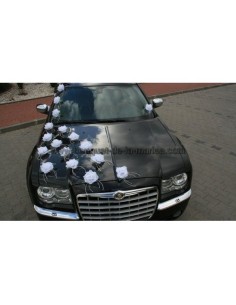 Décoration pour voiture de mariée faite de roses et de perles