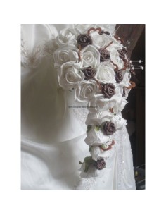 Bouquet mariée tombant chocolat ou parme avec cœurs et papillon 2