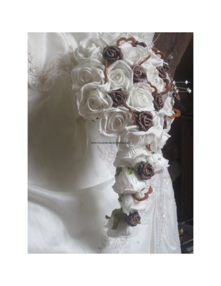 Bouquet mariée tombant chocolat ou parme avec cœurs et papillon Bouquet mariée tombant chocolat ou parme avec cœurs et papillon