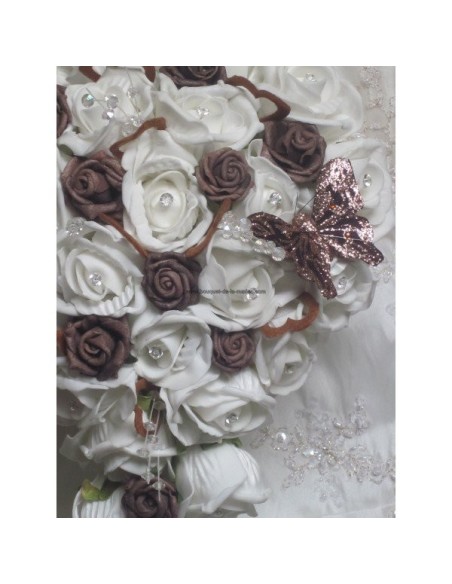 Bouquet mariée tombant chocolat ou parme avec cœurs et papillon Bouquet mariée tombant chocolat ou parme avec cœurs et papillon