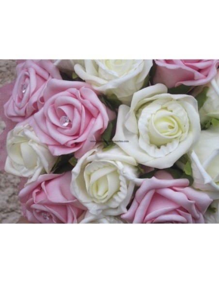 Bouquet de mariée rond rose tendre avec roses et diamants fantaisie