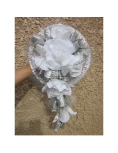 Bouquet Cascade de mariee avec des Roses Blanches ou Argentées