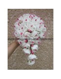 Bouquet de fleurs cascade fait de roses blanches et coeurs rose