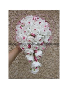 Bouquet de fleurs cascade fait de roses blanches et coeurs rose