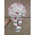 Bouquet de fleurs cascade fait de roses blanches et coeurs rose