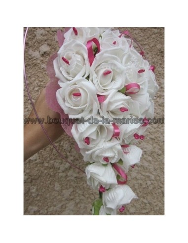 Bouquet de fleurs cascade fait de roses blanches et coeurs rose