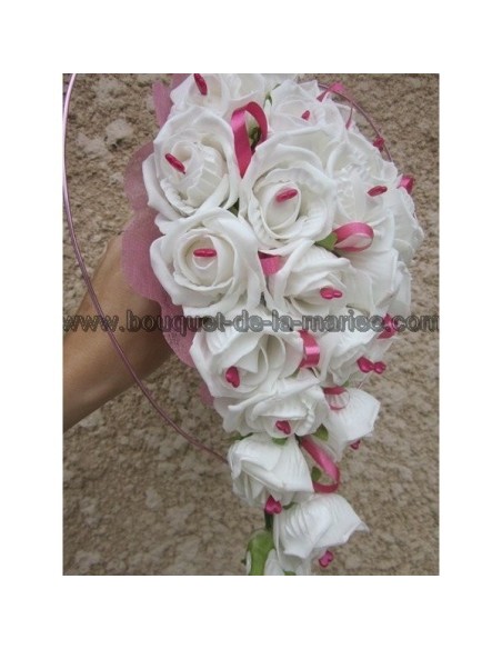 Bouquet de fleurs cascade fait de roses blanches et coeurs rose Bouquet de fleurs cascade fait de roses blanches et coeurs rose